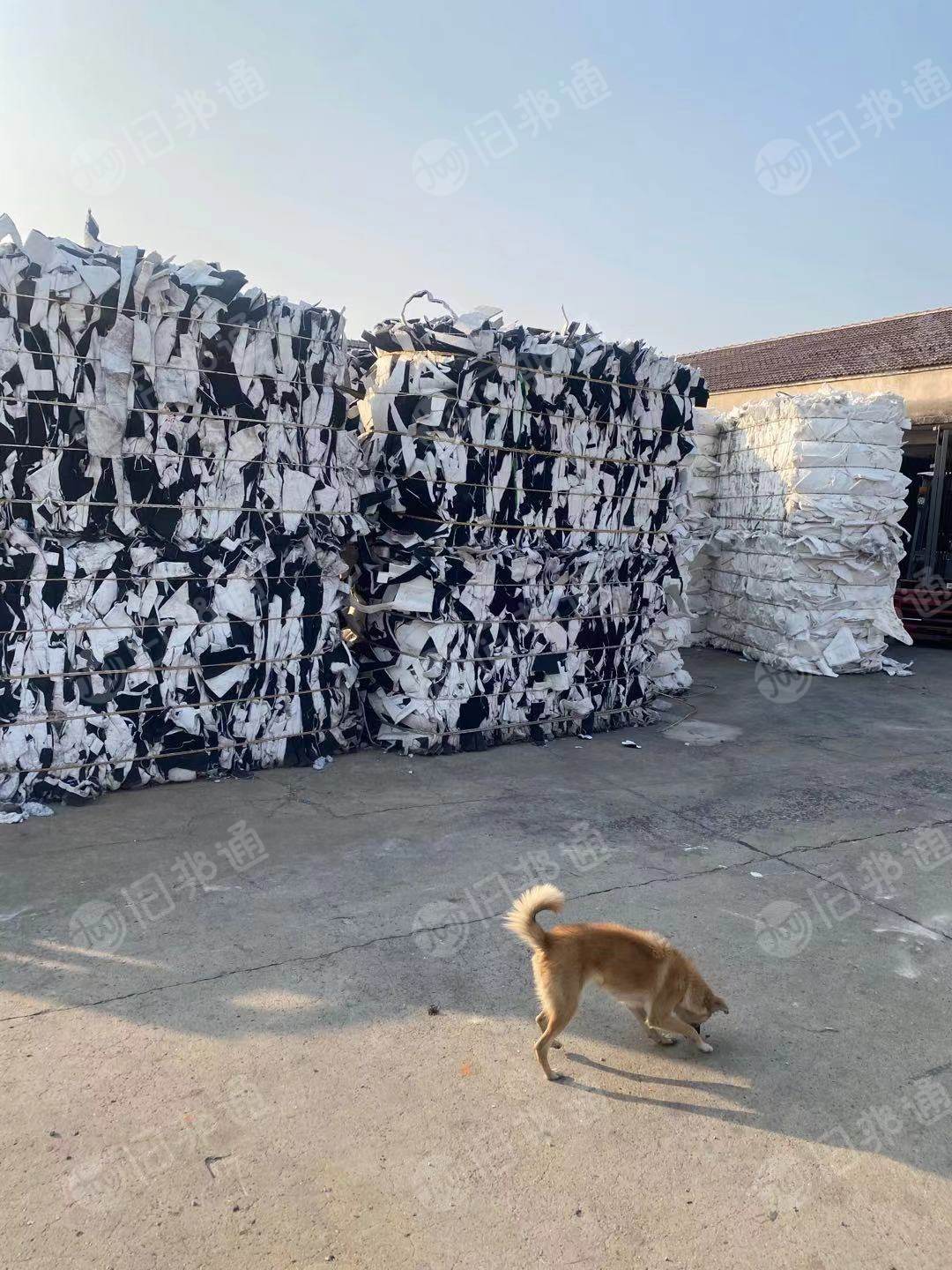 长期出售涤纶复合汽车内饰料，汽车内饰开花料，有一面白一面黑的，现货60吨