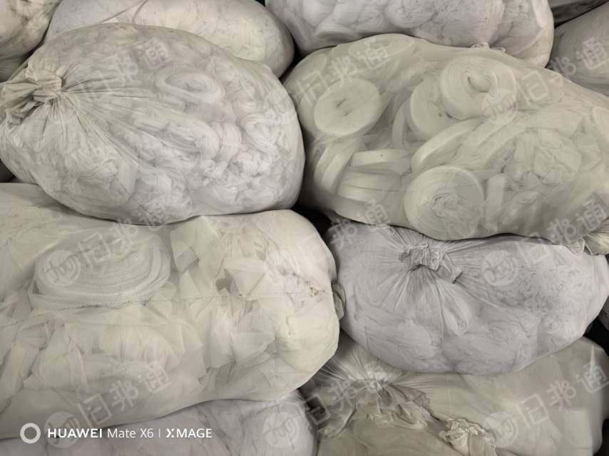 长期大量出售涤纶白色开花料，涤纶废布，现货13米一车