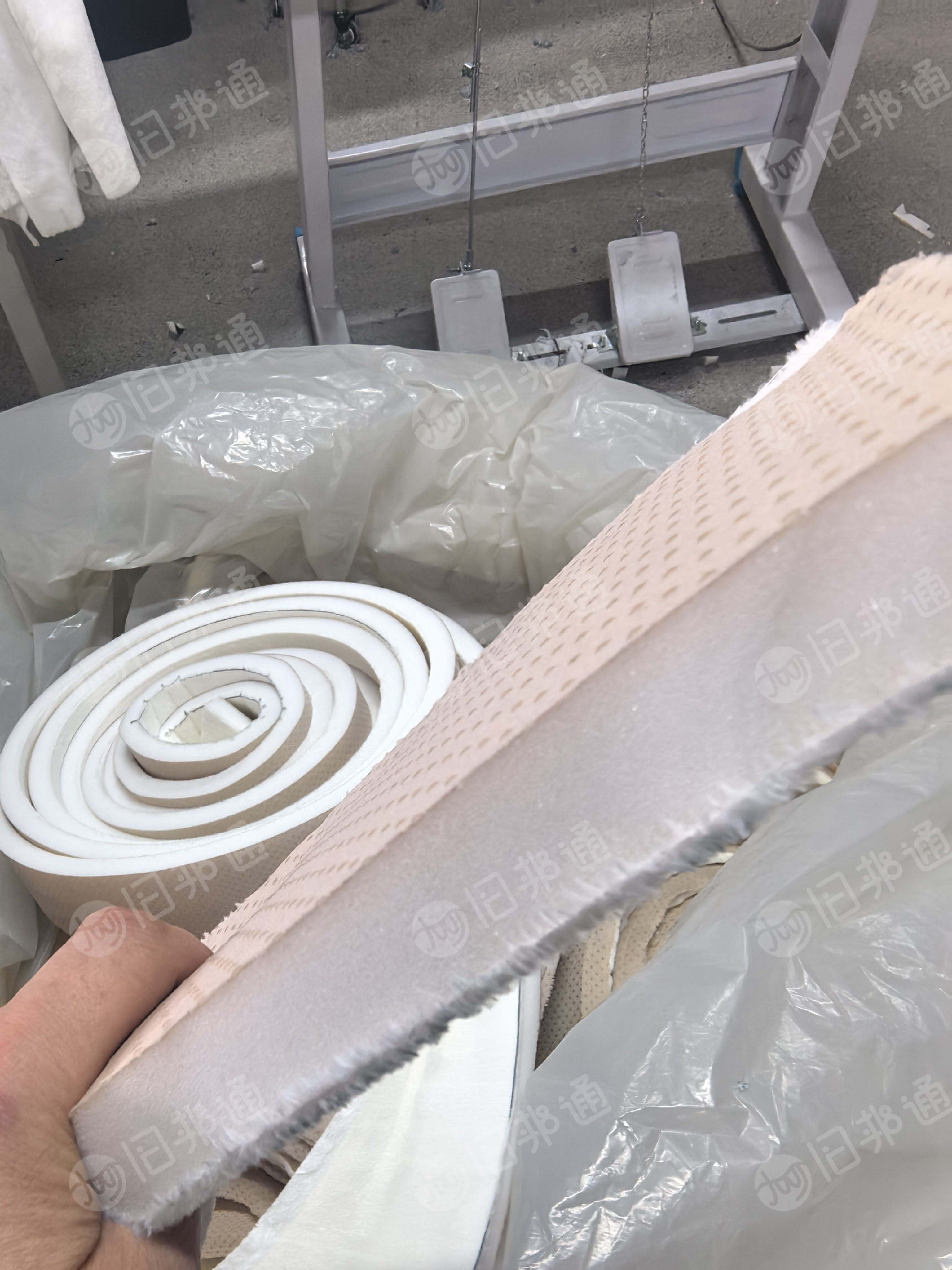 长期出售家居厂下来的海绵边角料，家居海绵，两面涤纶复合一层无粉海绵