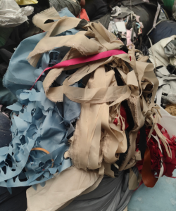 出售废布料，燃烧料，现货四米二一车