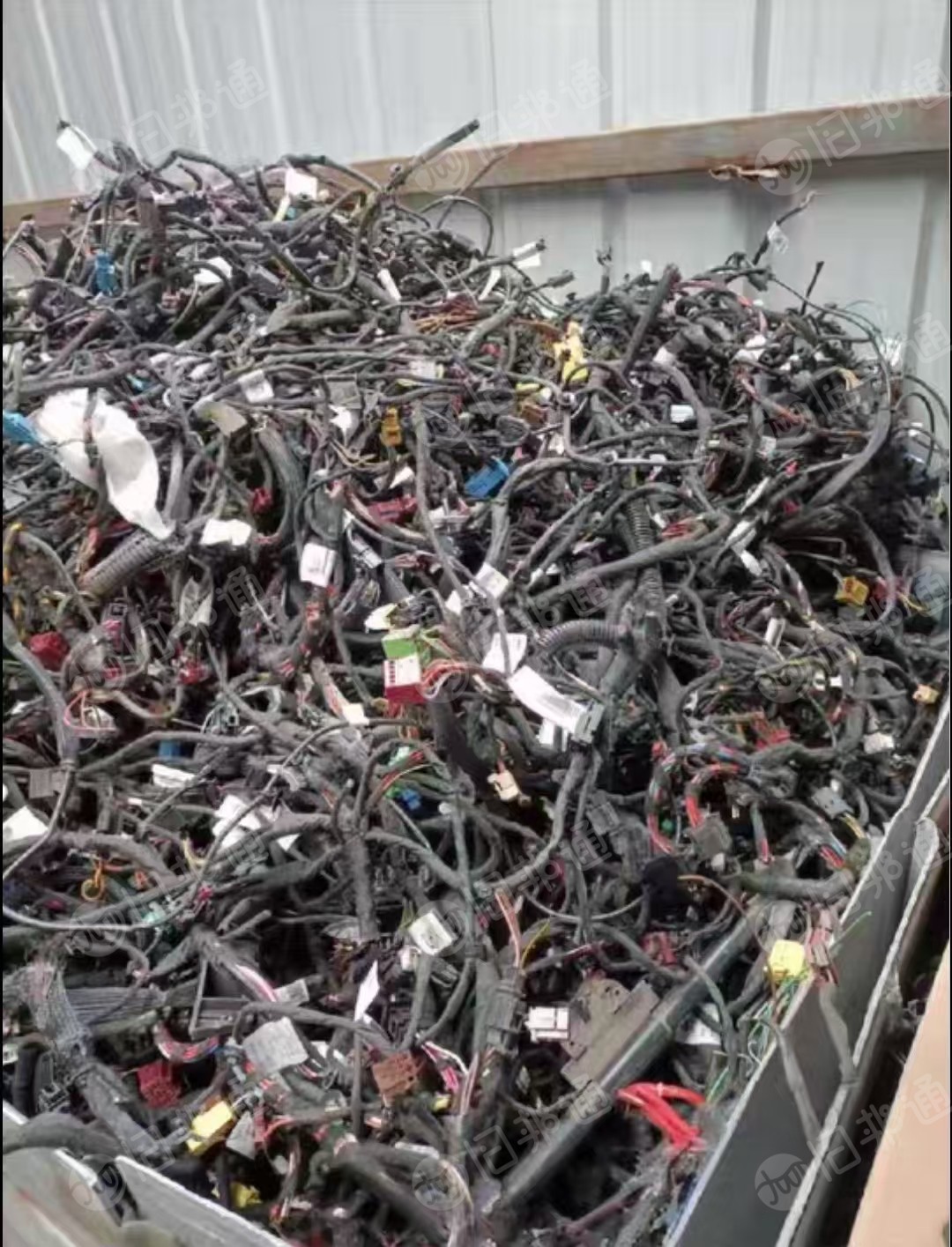 长期出售拆车厂废旧线数，小车出来的