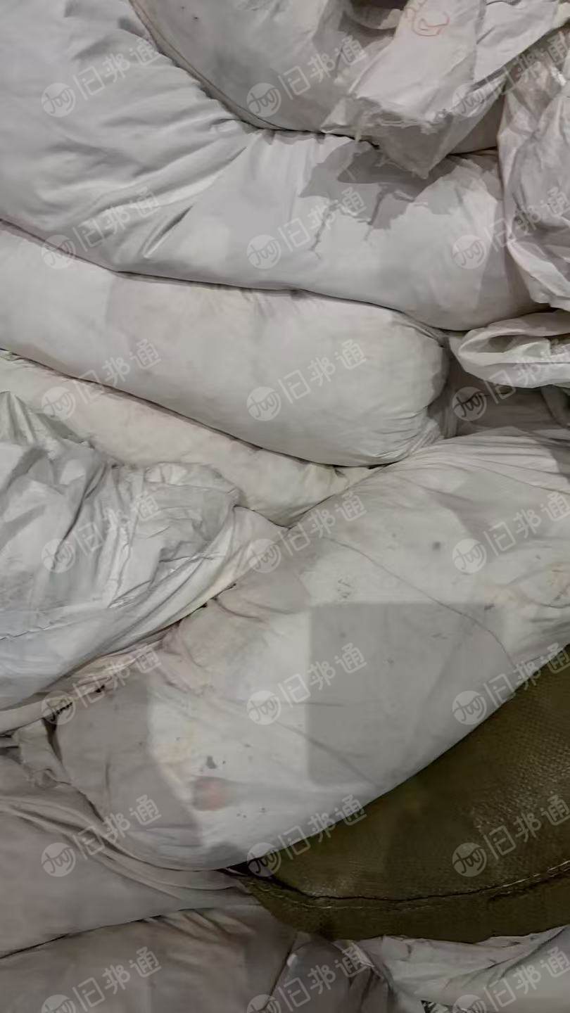 长期出售染厂下来的白色的涤纶废布，涤纶边角料，涤纶开花料，现在150吨