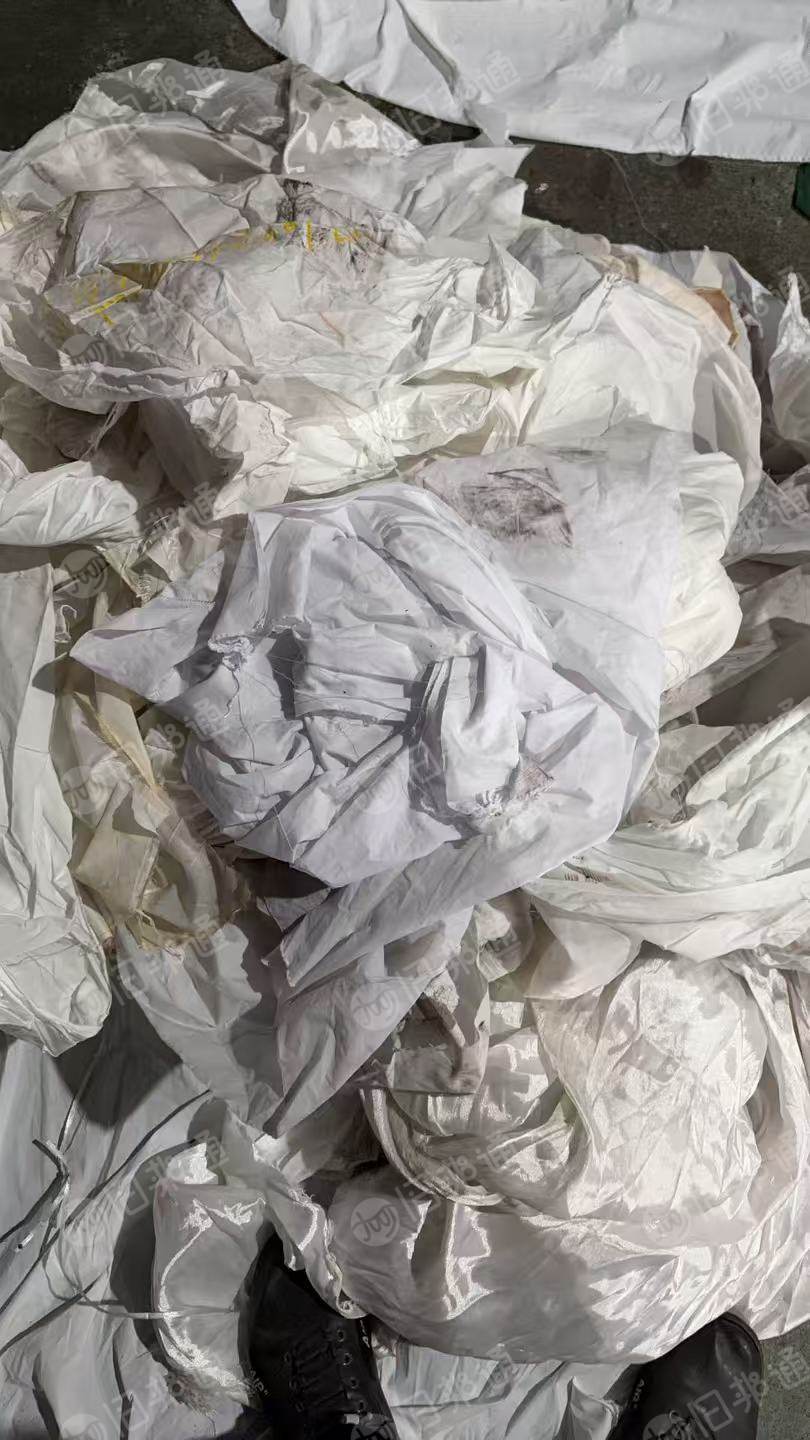 长期出售染厂下来的白色的涤纶废布，涤纶边角料，涤纶开花料，现在150吨