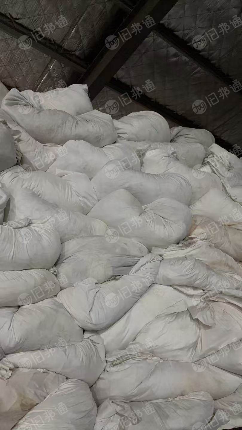 长期出售染厂下来的白色的涤纶废布，涤纶边角料，涤纶开花料，现在150吨