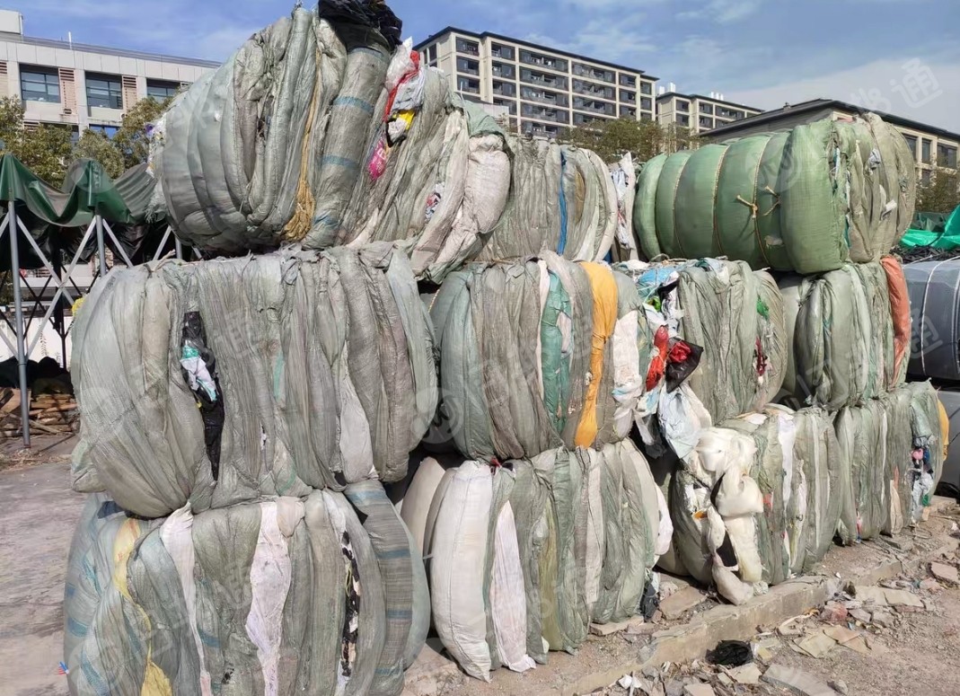 长期出售pe快递袋废料，编织袋废料，膜废料，混压在一起