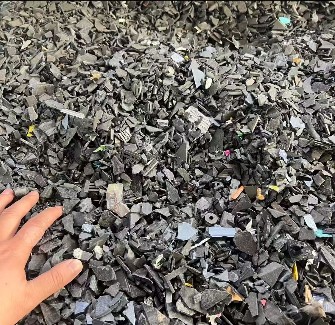 长期出售各种电瓶车充电器外壳破碎料，月供30吨