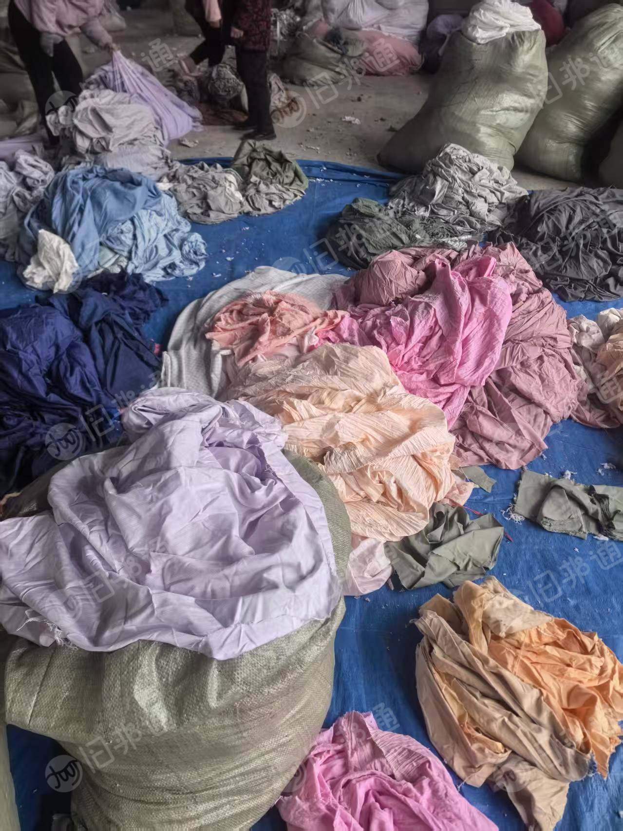 长期出售各种涤纶废布涤纶料，开花造粒都可以，每个月有100吨，货在江苏宿迁