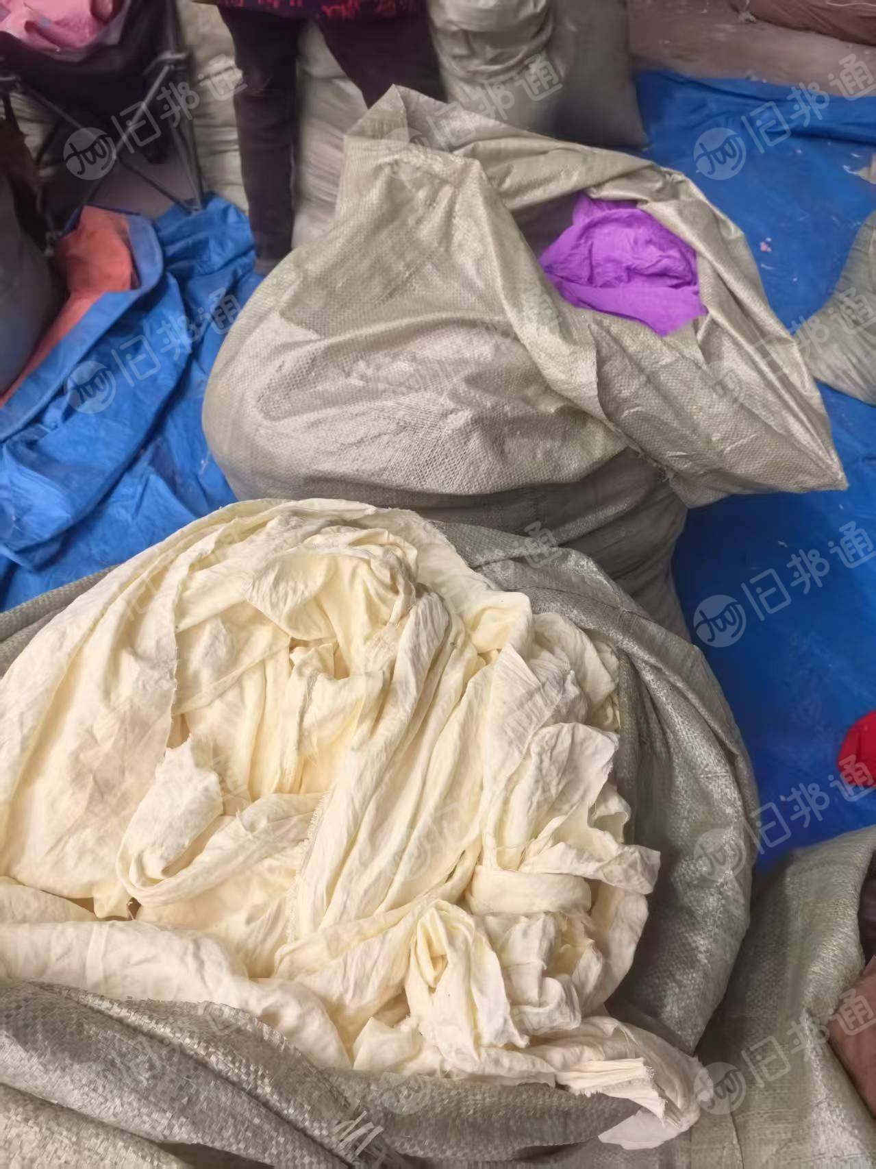 长期出售各种涤纶废布涤纶料，开花造粒都可以，每个月有100吨，货在江苏宿迁