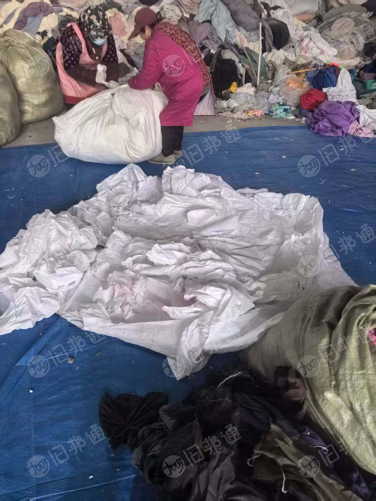 长期出售各种涤纶废布涤纶料，开花造粒都可以，每个月有100吨，货在江苏宿迁