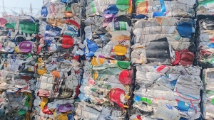 常年出售涂料桶压块