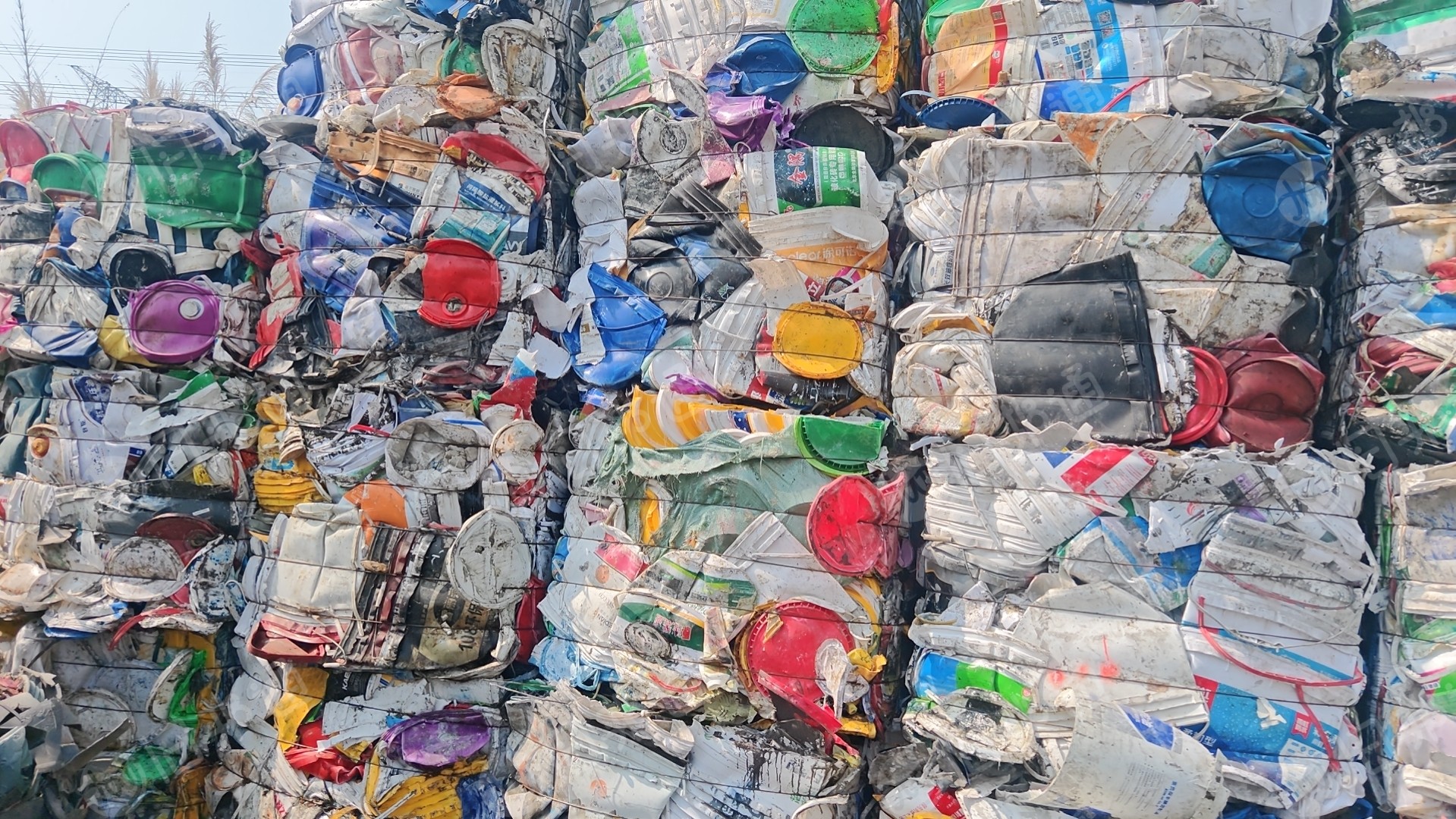 常年出售涂料桶压块