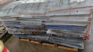 出售PET片材废料，脏的，边上有一层胶布，现货几百吨