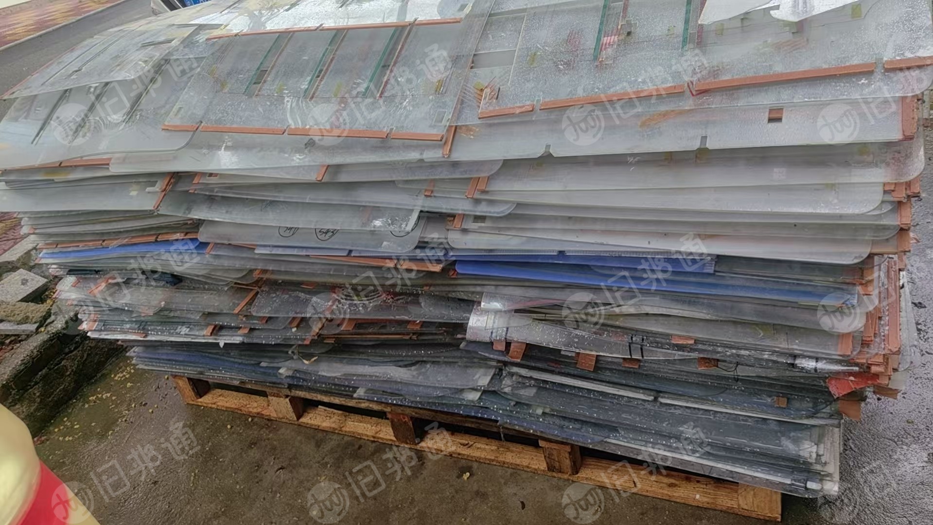 出售PET片材废料，脏的，边上有一层胶布，现货几百吨