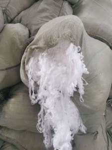 长期出售做编织袋下来的丙纶废丝，pp废丝，纯丙纶的，月供50吨