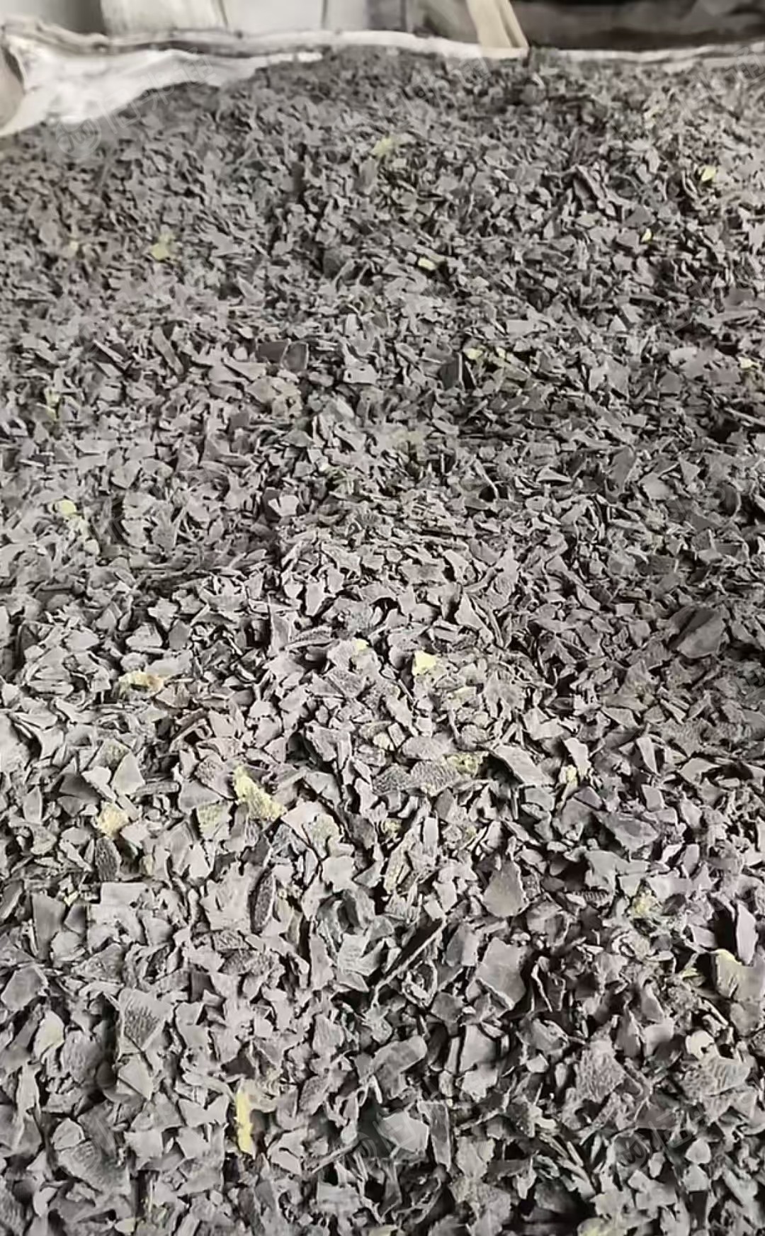 出售EVA汽车内饰破碎料，可以用于造粒增韧，汽车内饰加工，隔音隔热垫制作等