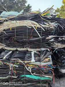 出售电缆皮毛料，pe、PVC的都有分开打包，500公里内，可以送货上门