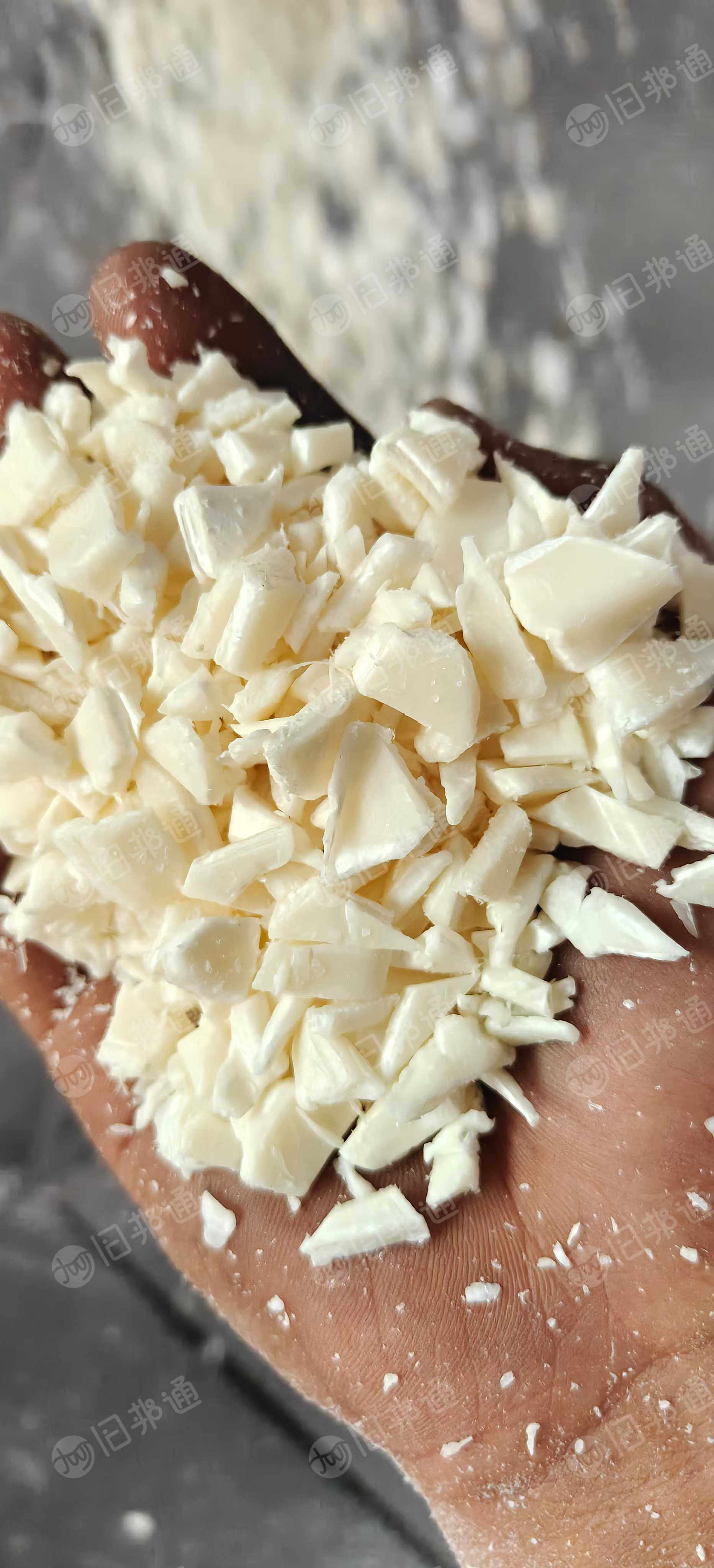 出售本色ABS管芯破碎料，现货几吨