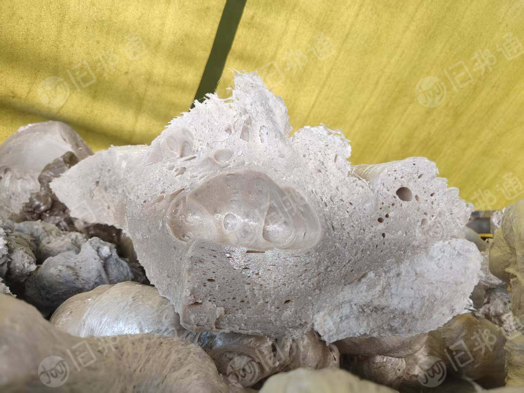 出售冷熔块，社会料和厂料各占50%左右，现货十几吨