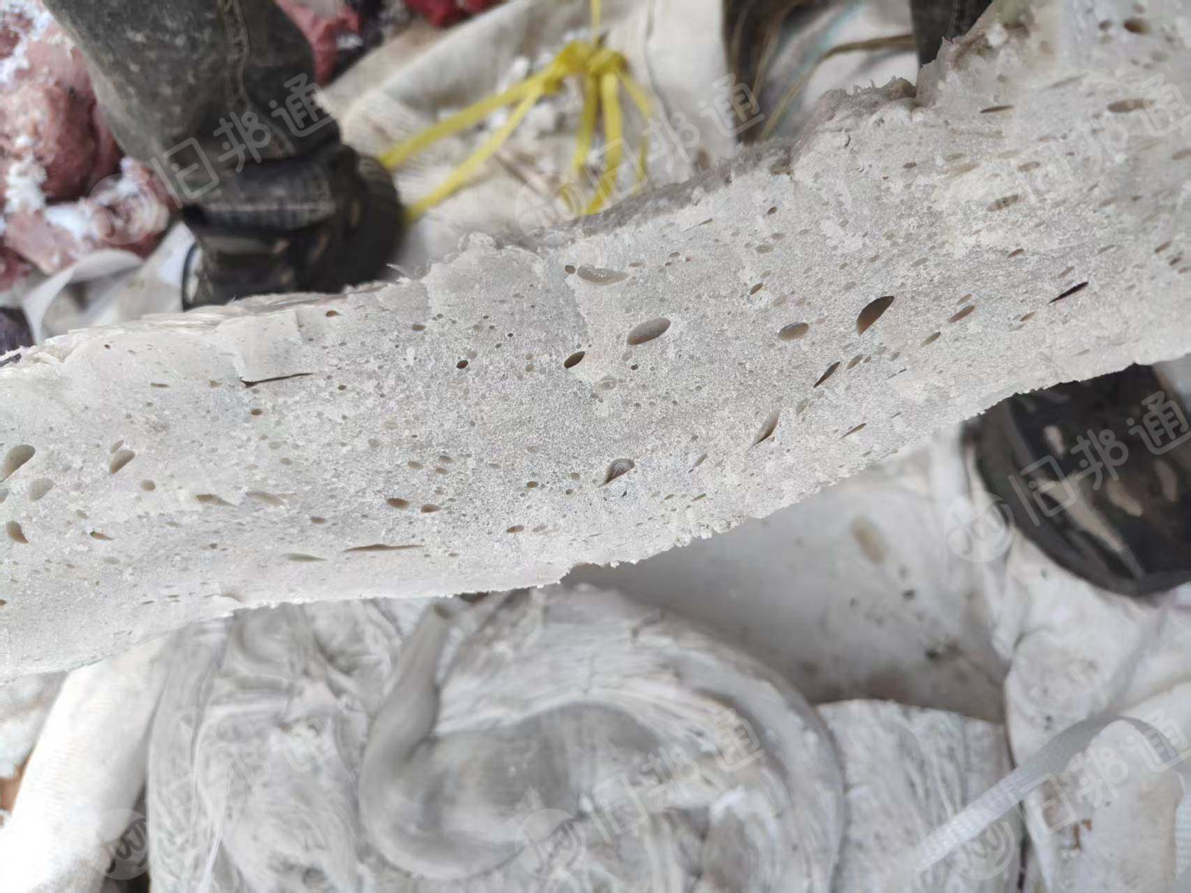 出售冷熔块，社会料和厂料各占50%左右，现货十几吨