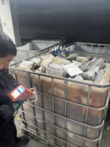 出售废锂电池，铁锂三元都有，现货24吨