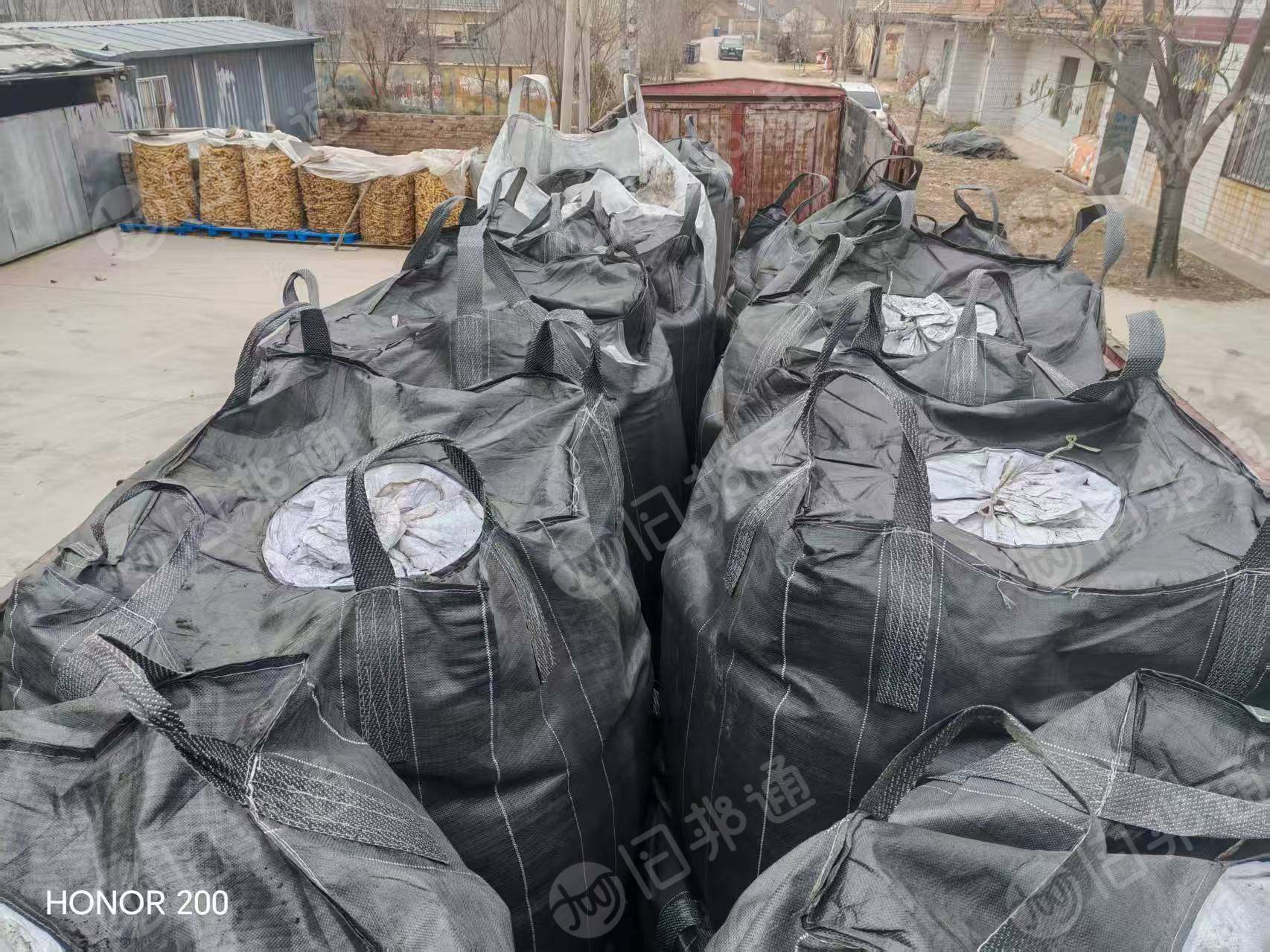 出售塑炭黑废料，热值最低也有3700，每个月100吨左右，现货50吨左右