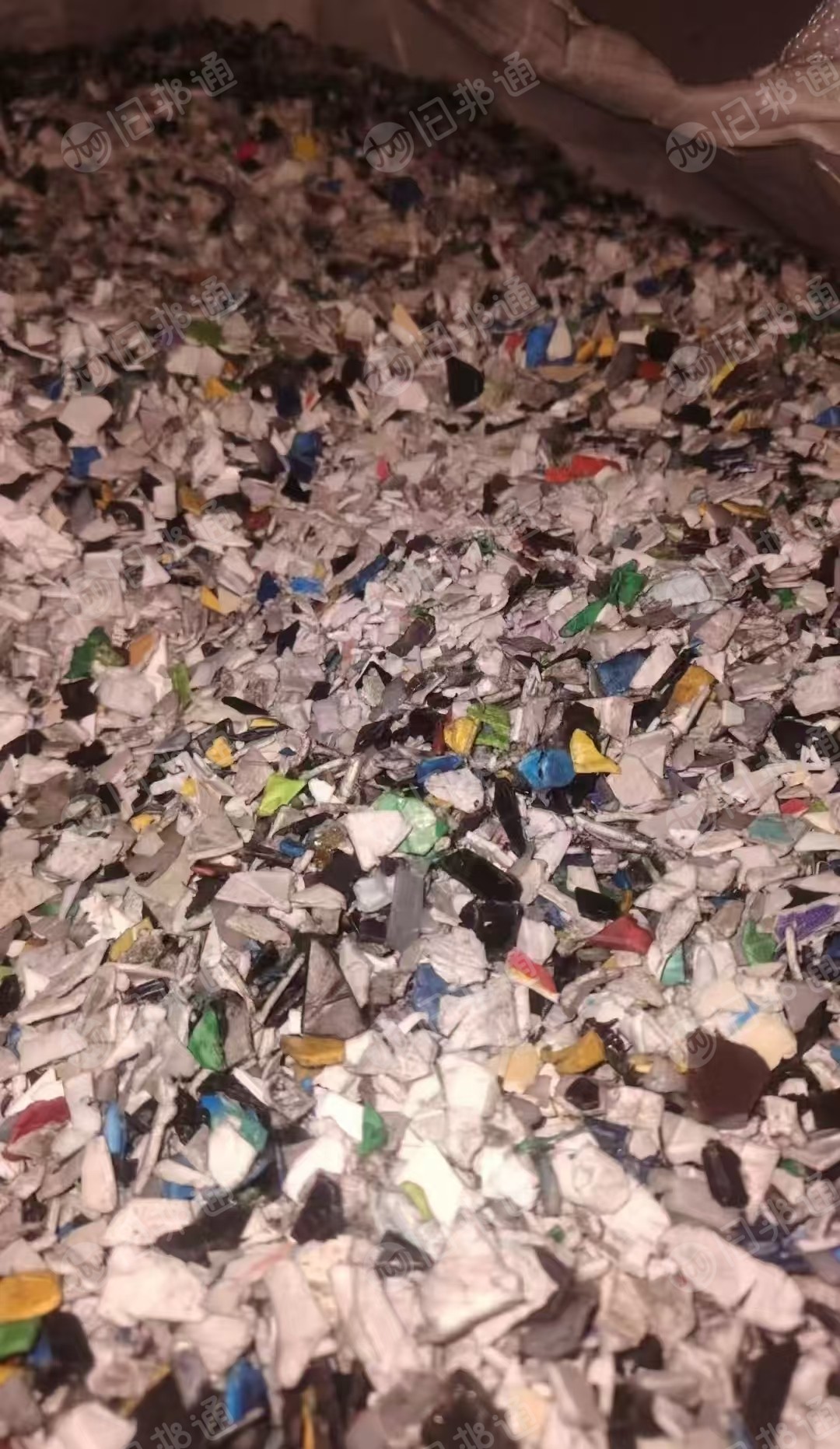 出售涂料桶破碎料,纯白,杂色都有