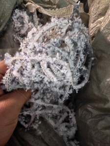 长期出售地毯下脚料，一面tPR一面尼龙，中间带胶