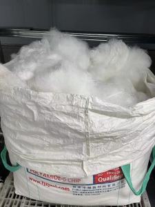 长期出售锦纶厂下来的锦纶废丝，尼龙废丝，单六，黑白都有，月供35-50吨，货在广东汕头