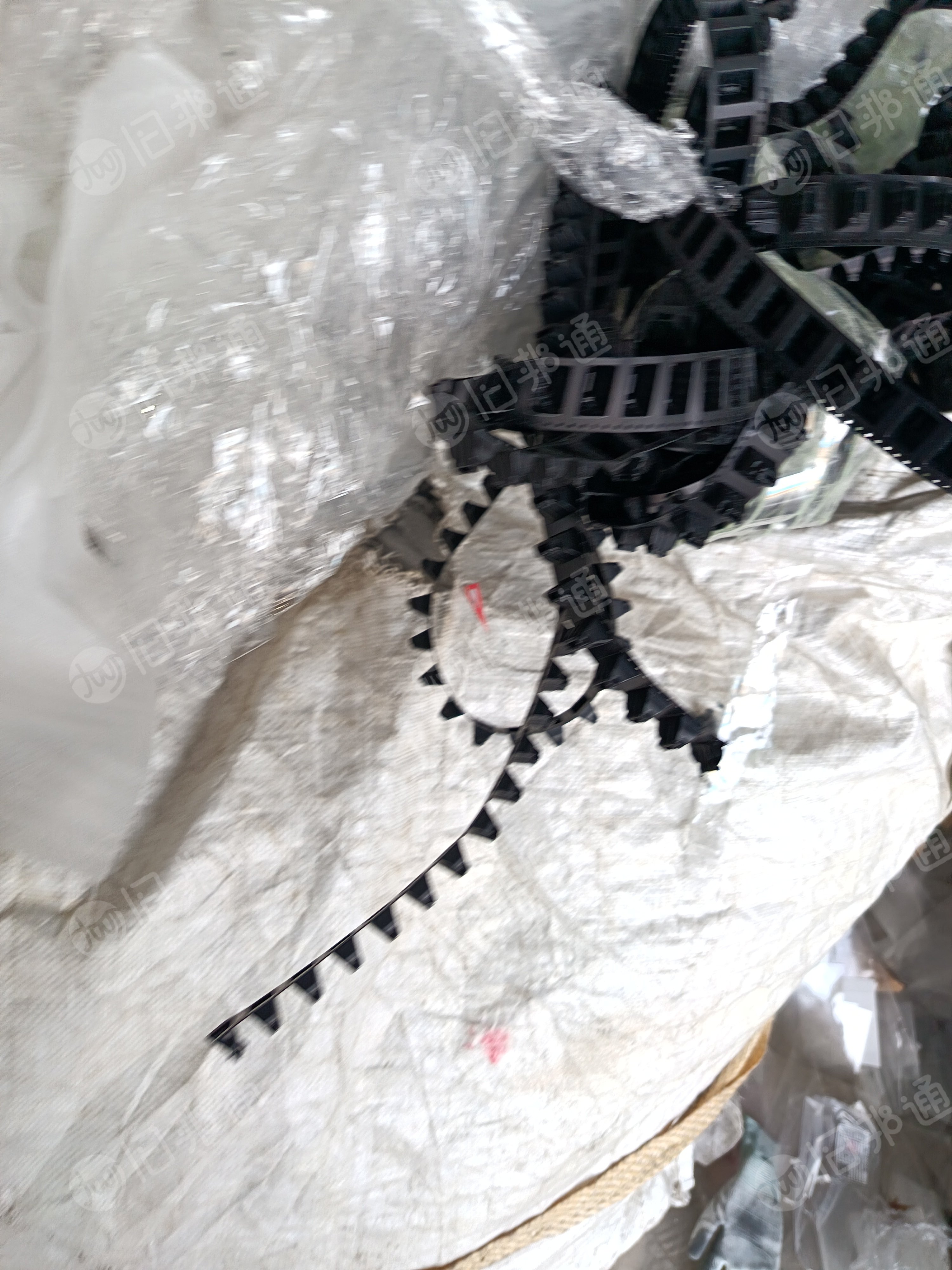 电子厂废料，缠绕膜吸塑盒，电子厂载带，珍珠棉，和塑料纸，还有废纸箱废纸