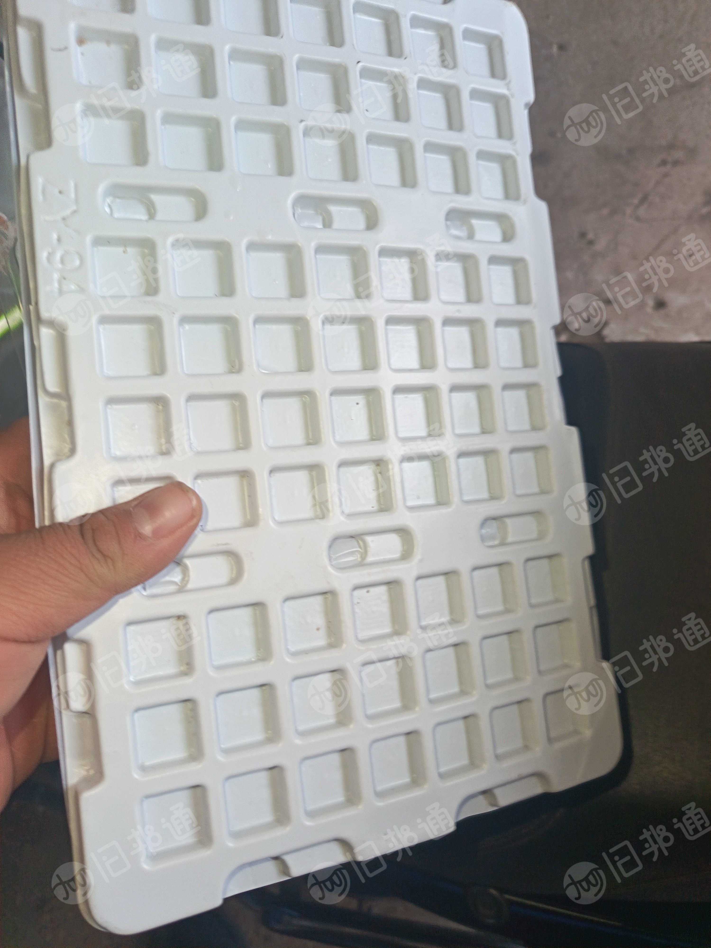 电子厂废料，缠绕膜吸塑盒，电子厂载带，珍珠棉，和塑料纸，还有废纸箱废纸