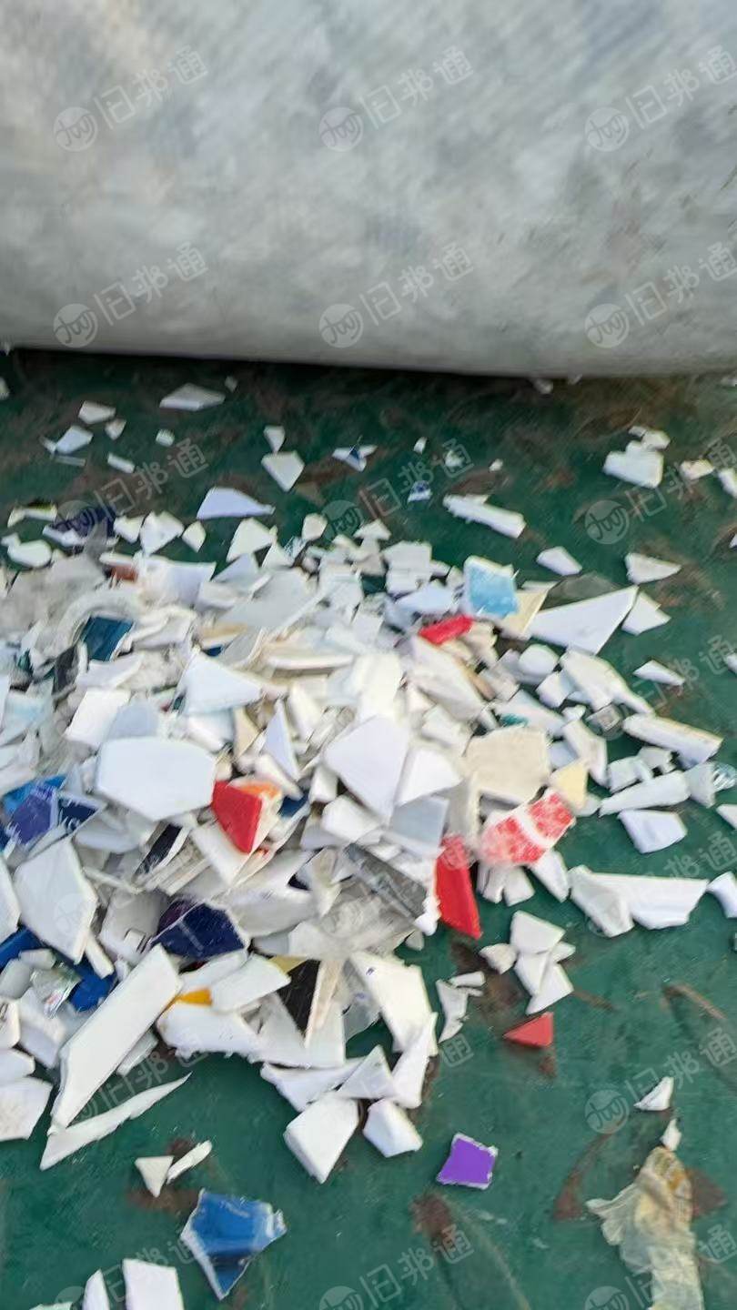 出售PP涂料桶破碎料，带字涂料桶破碎料，现货够挂车