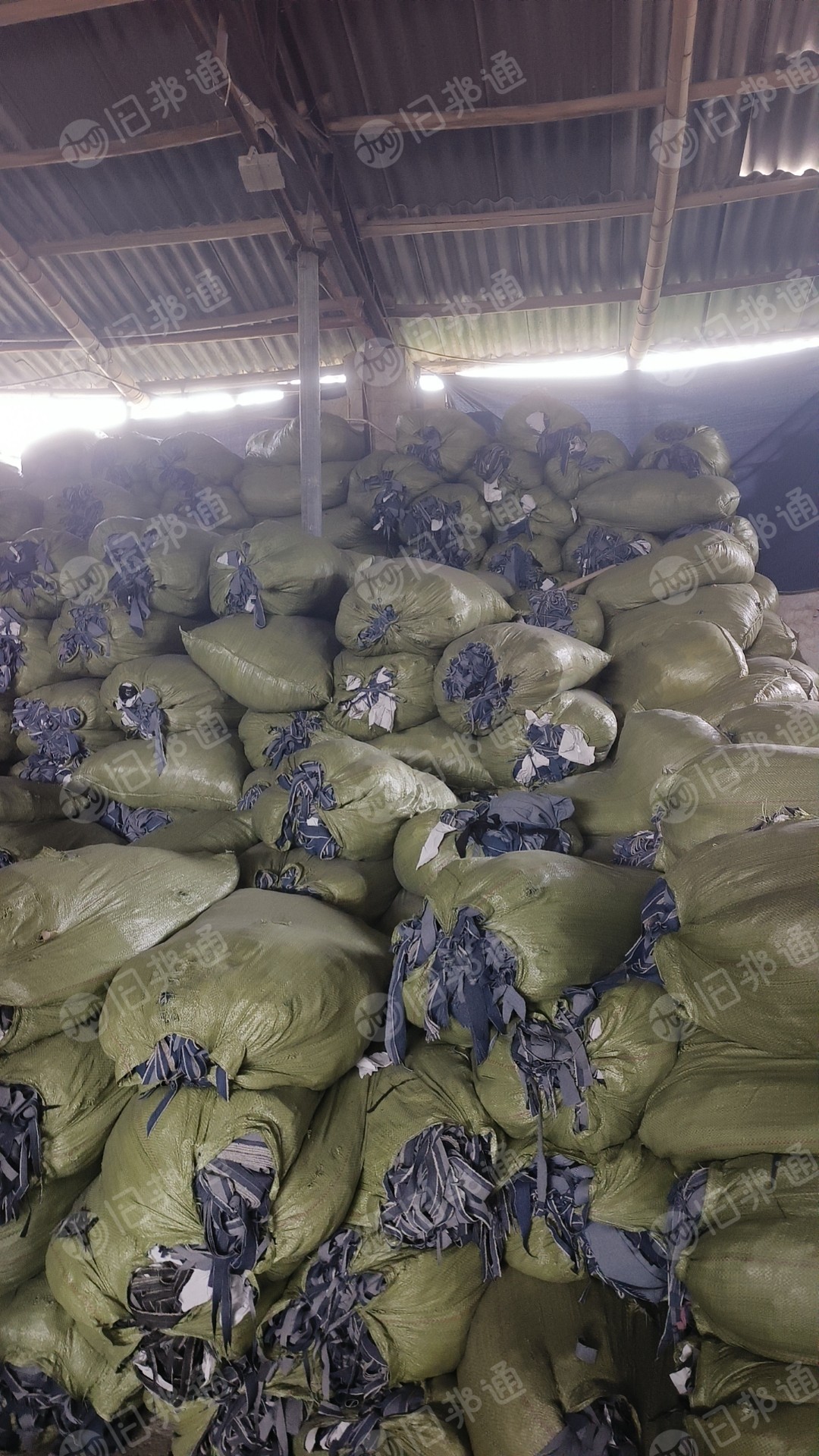 长期出售尼龙白烟布，涤锦废布，半白烟布，含牛津，现货有9.6米一车