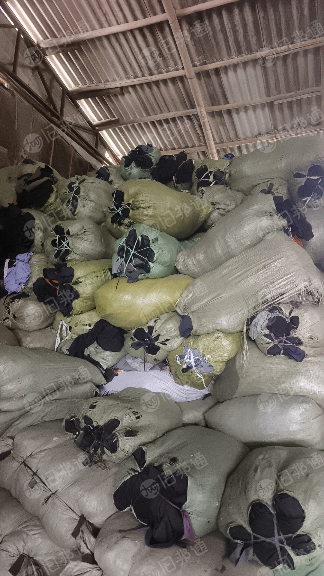 长期出售尼龙白烟布，涤锦废布，半白烟布，含牛津，现货有9.6米一车