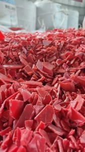 出售红色低压破碎料，红色垃圾桶，箱子，溜溜板三种都有在破