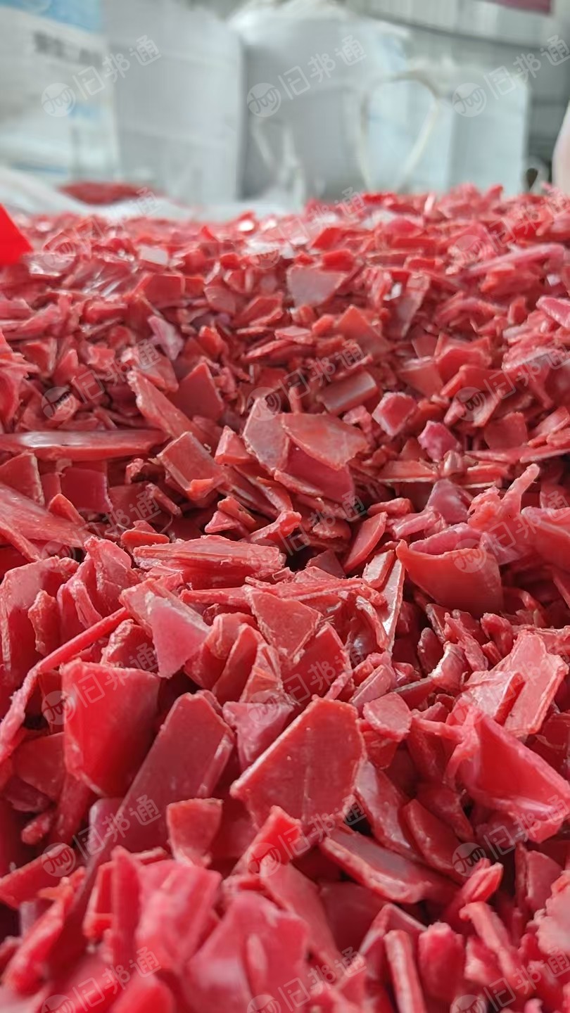 出售红色低压破碎料，红色垃圾桶，箱子，溜溜板三种都有在破