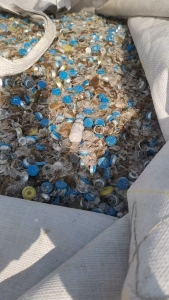 出售PE瓶盖毛料，里面有橡胶，有铝，有玻璃，现货50/60吨