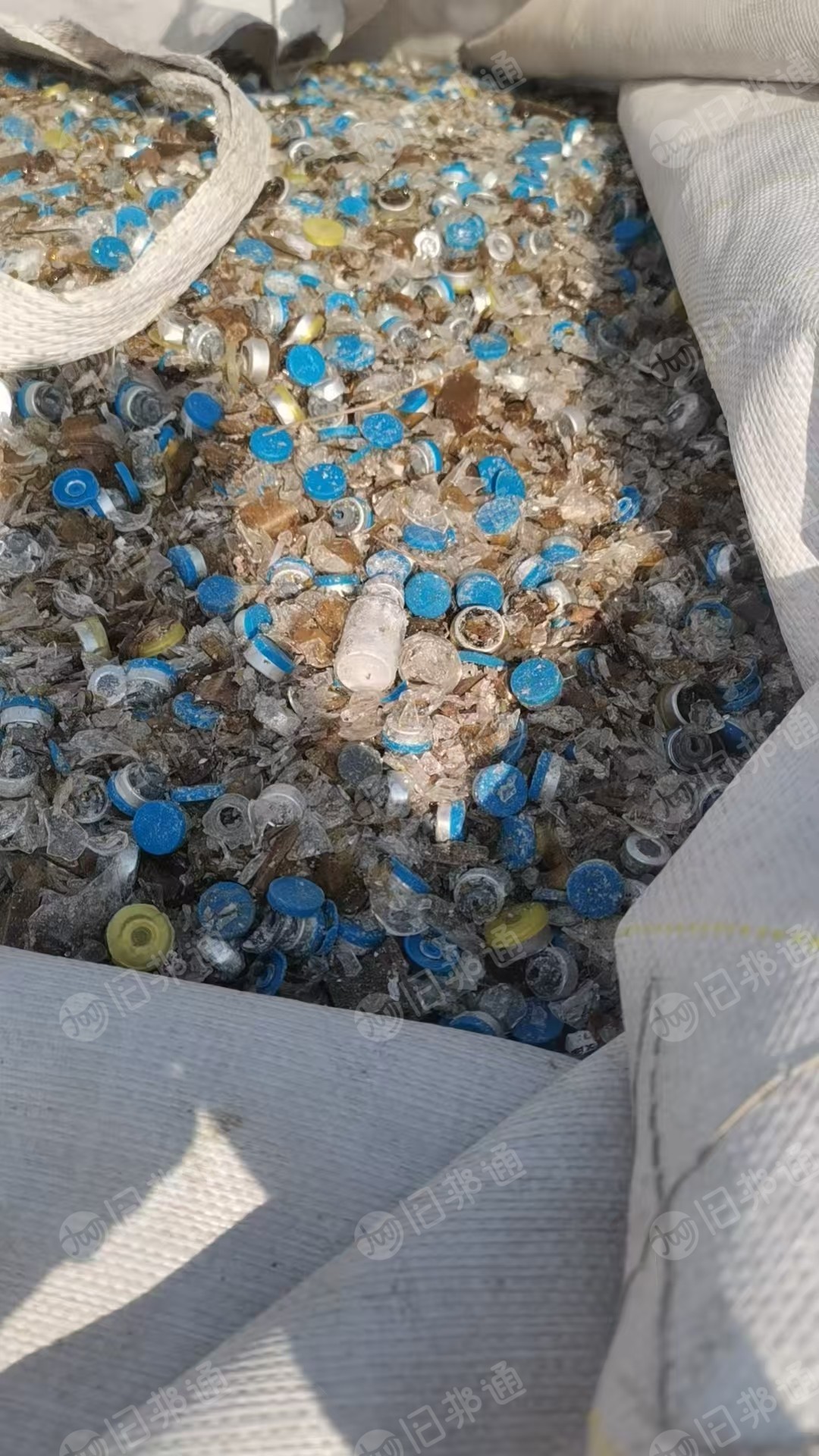 出售PE瓶盖毛料，里面有橡胶，有铝，有玻璃，现货50/60吨