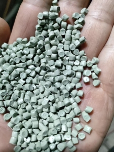 出售高压颗粒，过2张60目，2张100目，长期有货，可以用来吹膜的