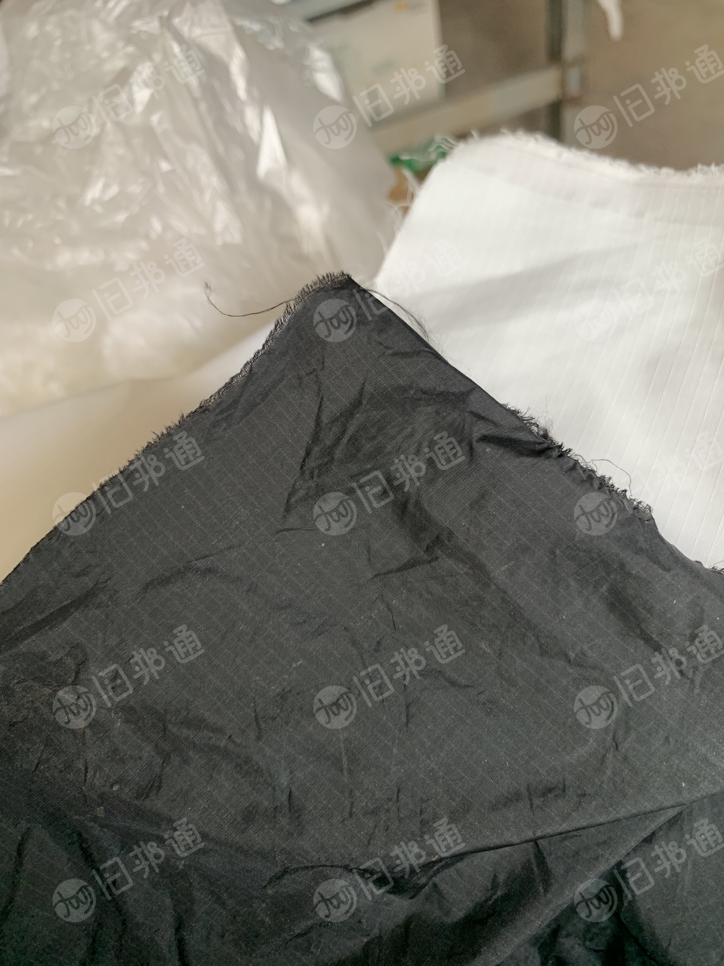 出售纺织厂下来的涤纶废布，现货七八吨，也有涤纶废丝，山东青岛