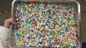 出售PE瓶盖破碎料，是从三色瓶砖脱上下来的，过材质可直接上机拉丝、造粒，现货100吨左右