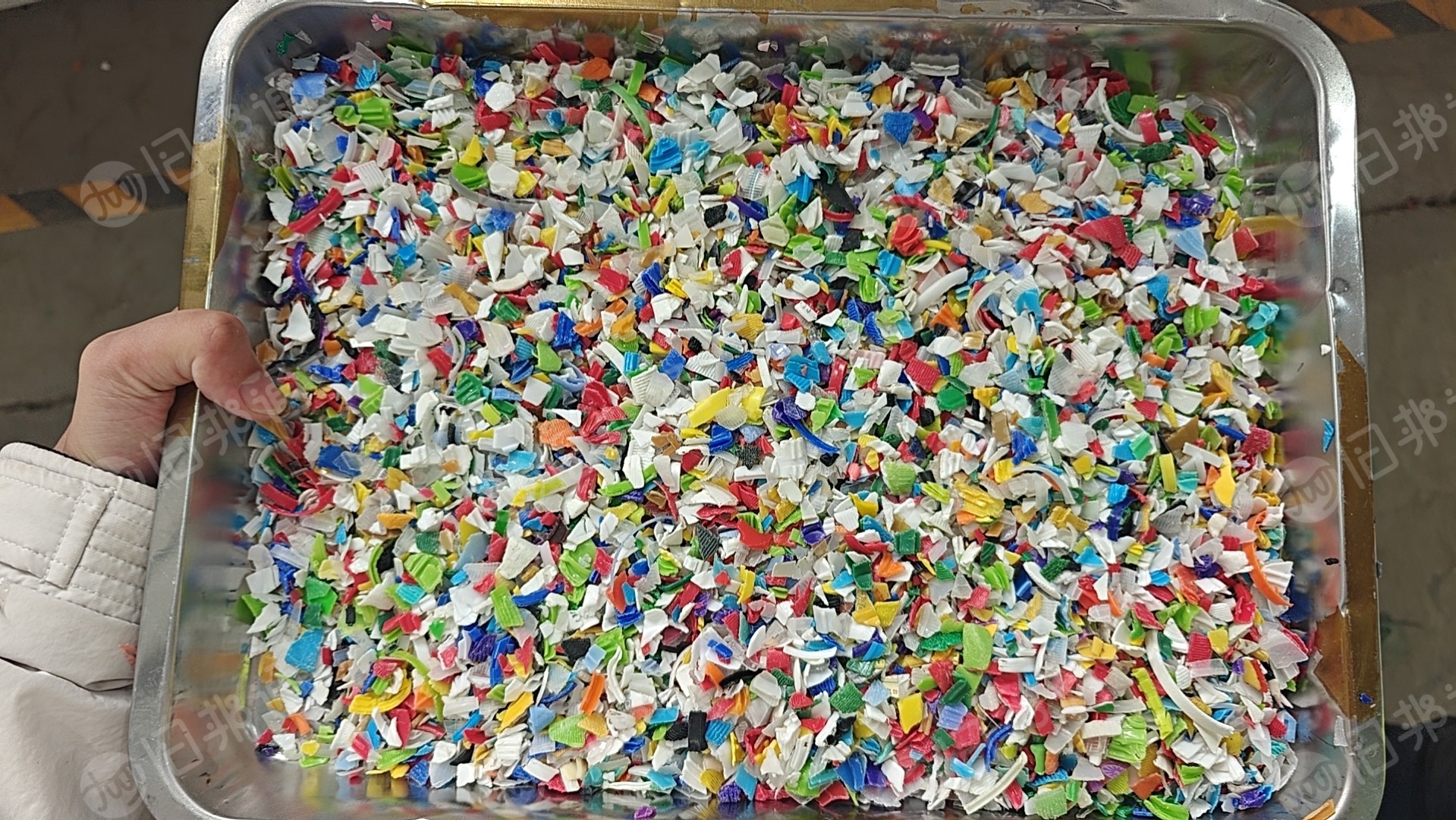 出售PE瓶盖破碎料，是从三色瓶砖脱上下来的，过材质可直接上机拉丝、造粒，现货100吨左右