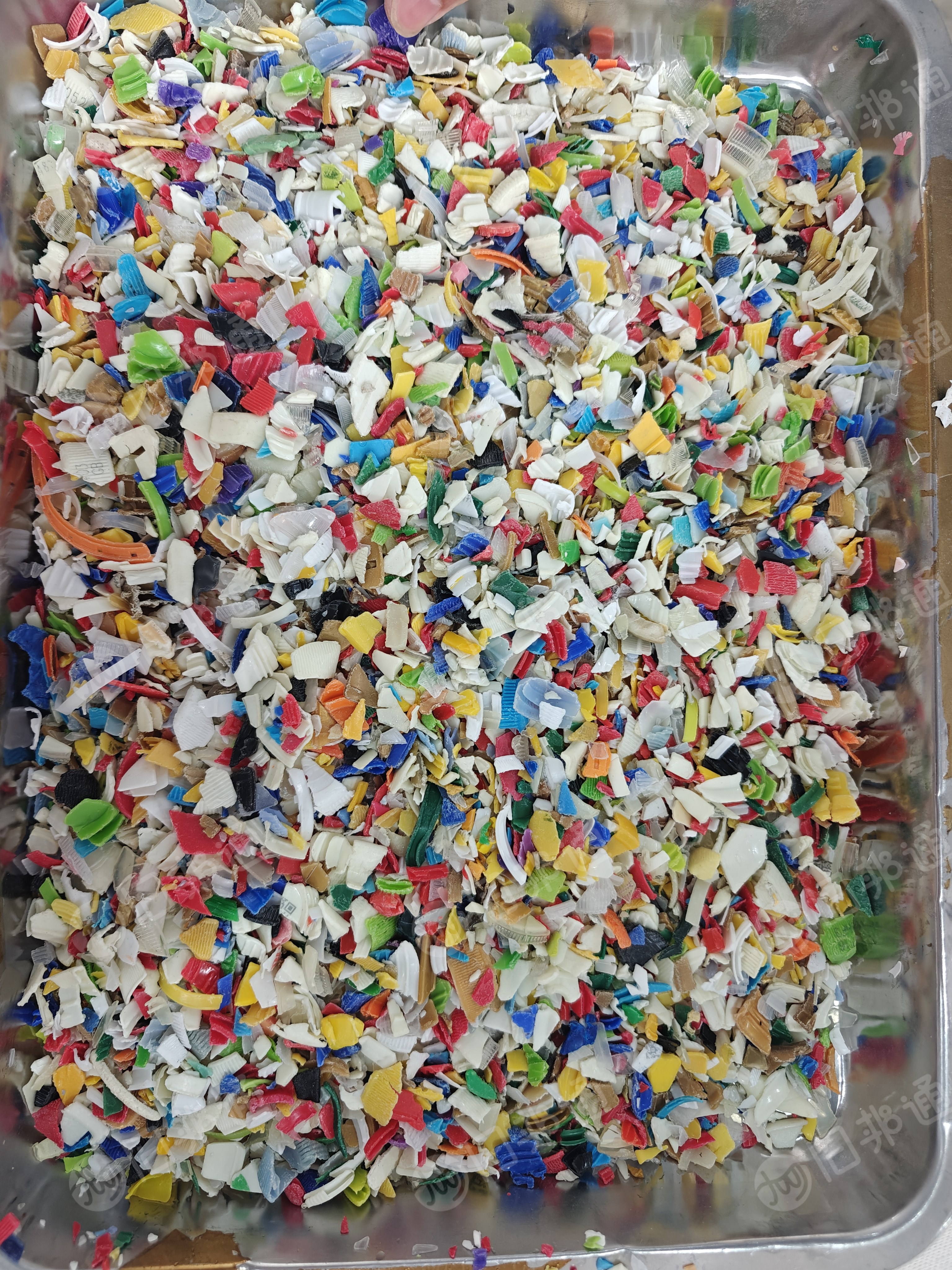 出售PE瓶盖破碎料，是从三色瓶砖脱上下来的，过材质可直接上机拉丝、造粒，现货100吨左右