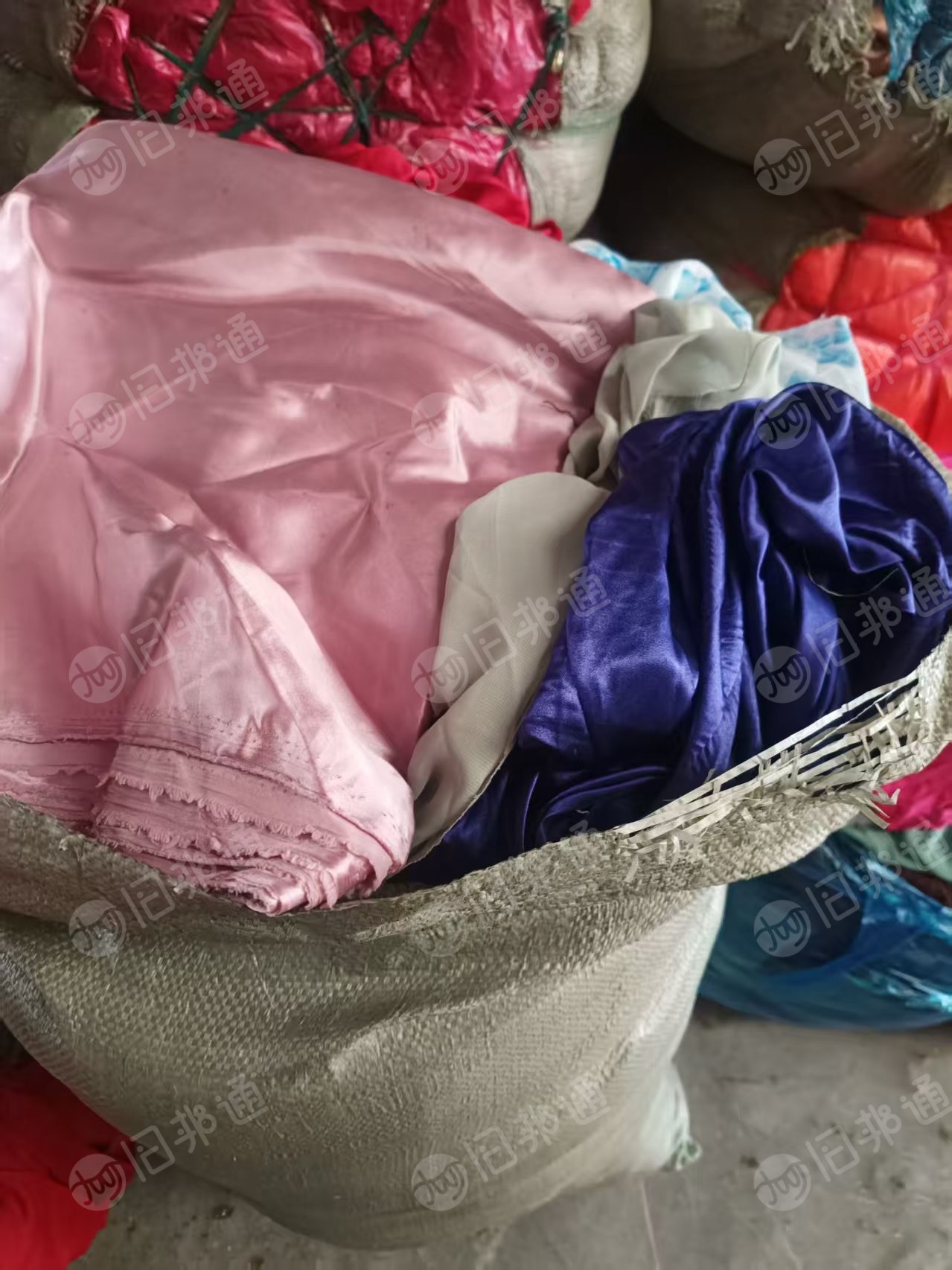 长期出售做婚纱，旗袍下来的雪纺布，缎子布，亮片布，都是大块布，现货两三吨