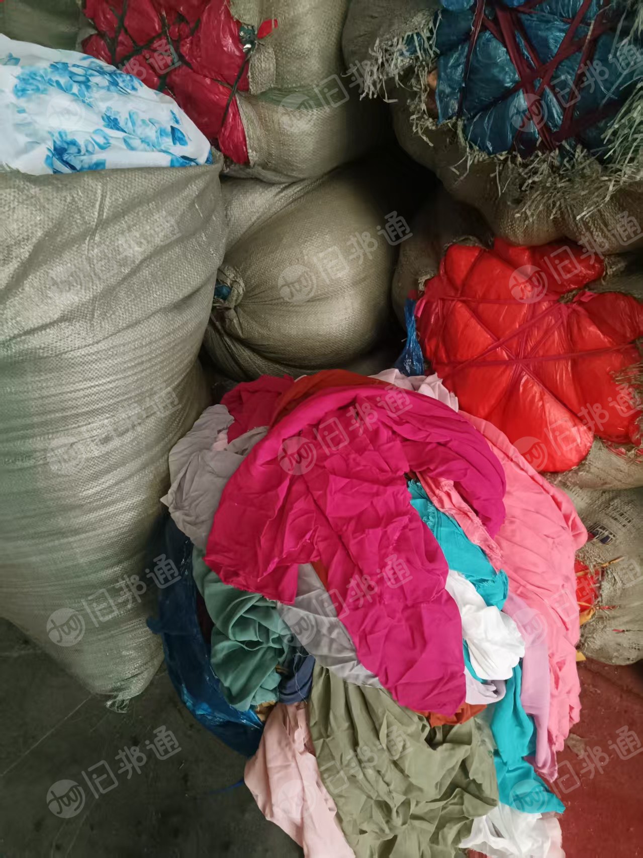 长期出售做婚纱，旗袍下来的雪纺布，缎子布，亮片布，都是大块布，现货两三吨