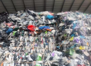 长期出售pe快递袋胶纸，已分拣干净，现货12吨左右