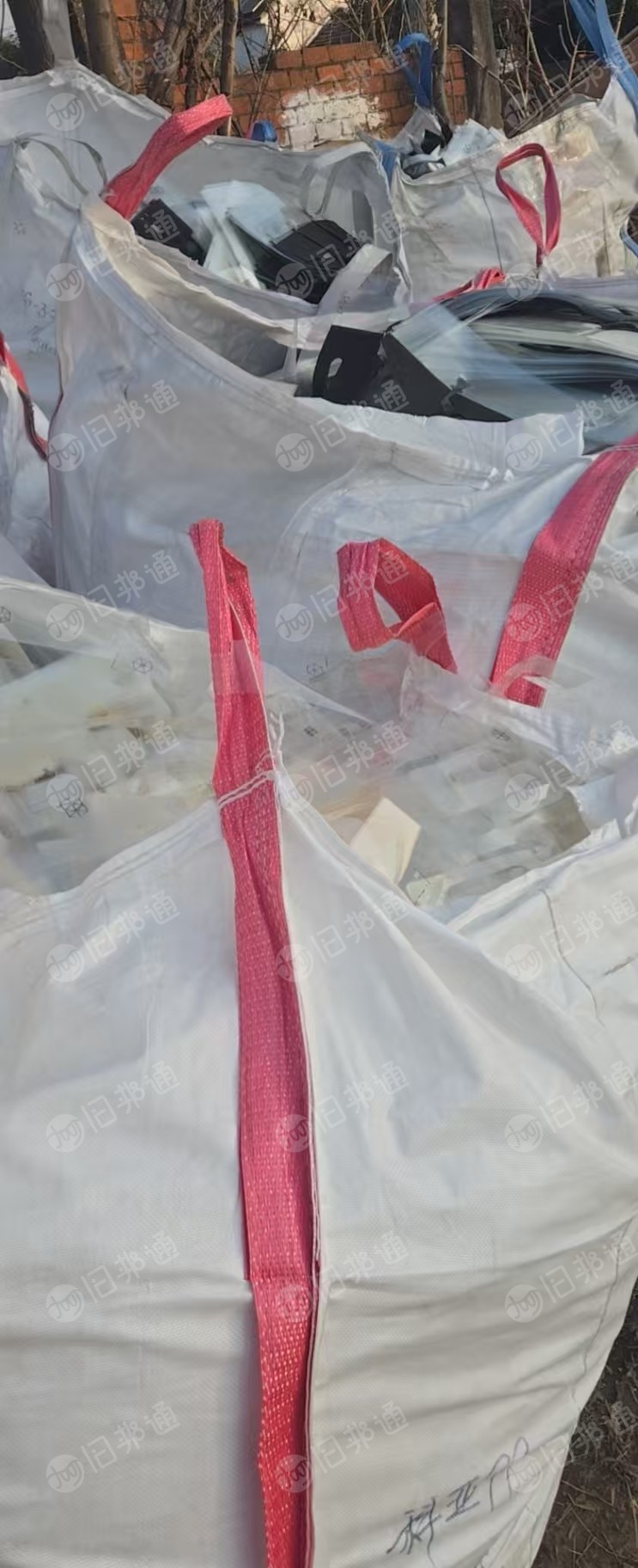 长期出售pet膜，有无胶的有胶的复合的（白色黑色复合无纺布的），混一起统货出，月供60吨