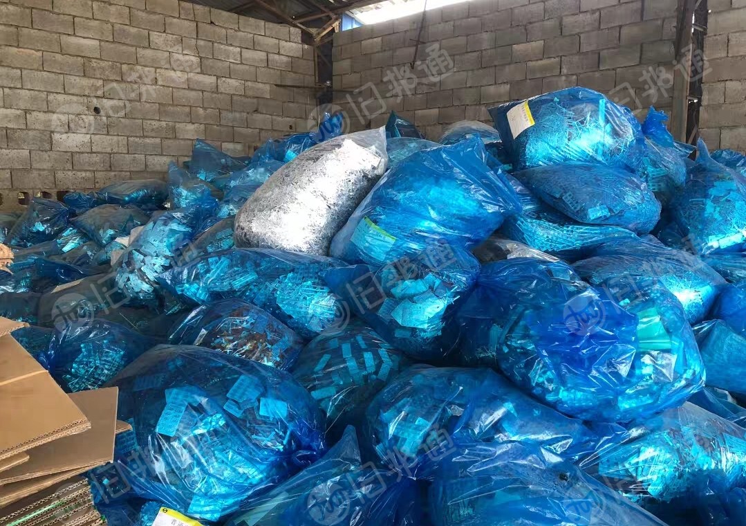 长期出售制药厂下来的铝箔药板边角料，pvc药板边角料，单双混合，双面占比10%，现货13米一车