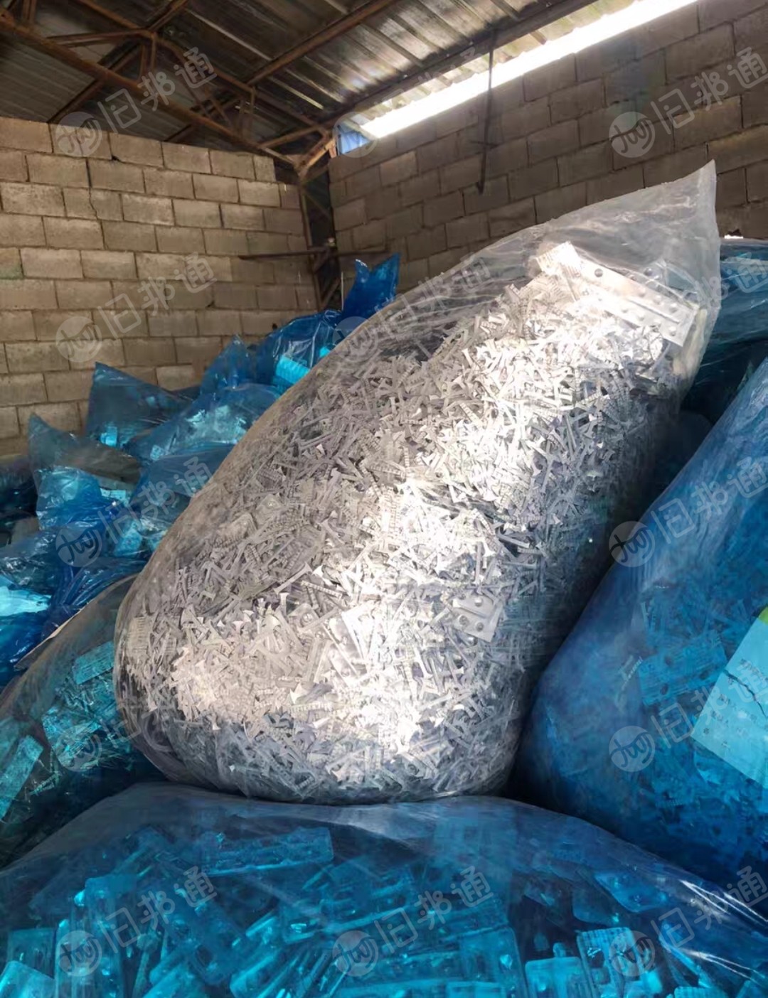 长期出售制药厂下来的铝箔药板边角料，pvc药板边角料，单双混合，双面占比10%，现货13米一车