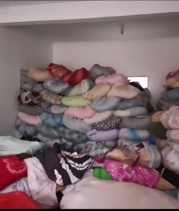 长期出售旧衣服黑料，下脚料，燃烧料，月供9.6米一车，货在福建厦门