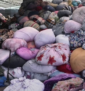 长期出售旧衣服黑料，下脚料，燃烧料，月供9.6米一车，货在浙江衢州